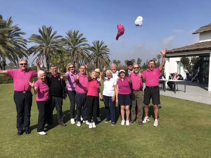Membres de l'USMG Golf lançant leurs casquettes en l'air devant le club-house