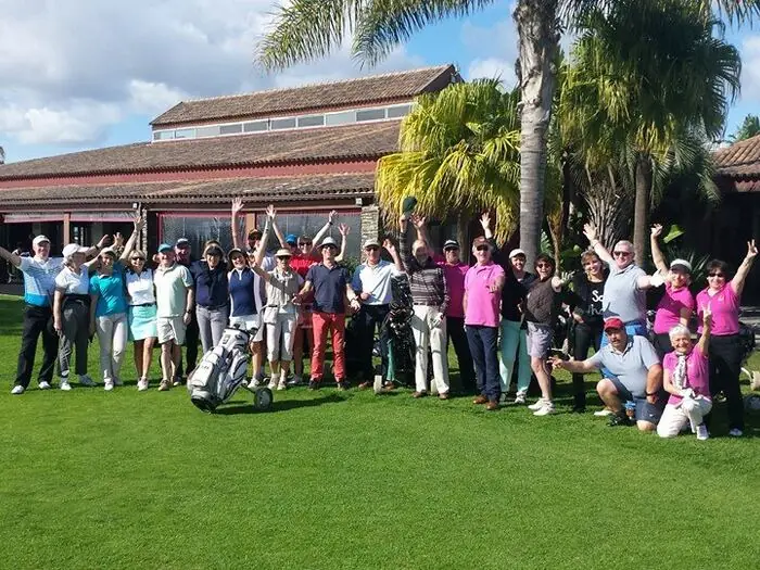 Les golfeurs de l'USMG rassemblés sur le green devant le club-house