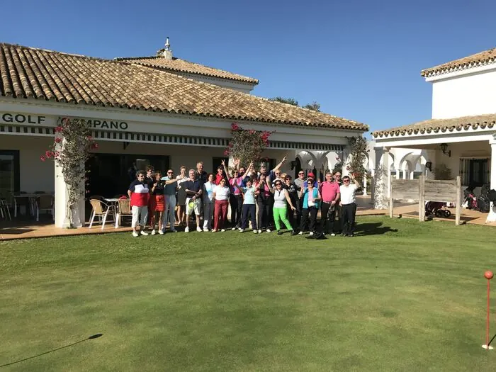 Le groupe USMG Golf réuni devant le club-house, sacs de golf posés sur le fairway