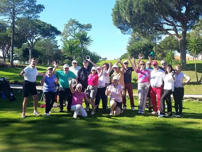 Groupe de l'USMG Golf en séjour, casquettes en l'air sur le parcours