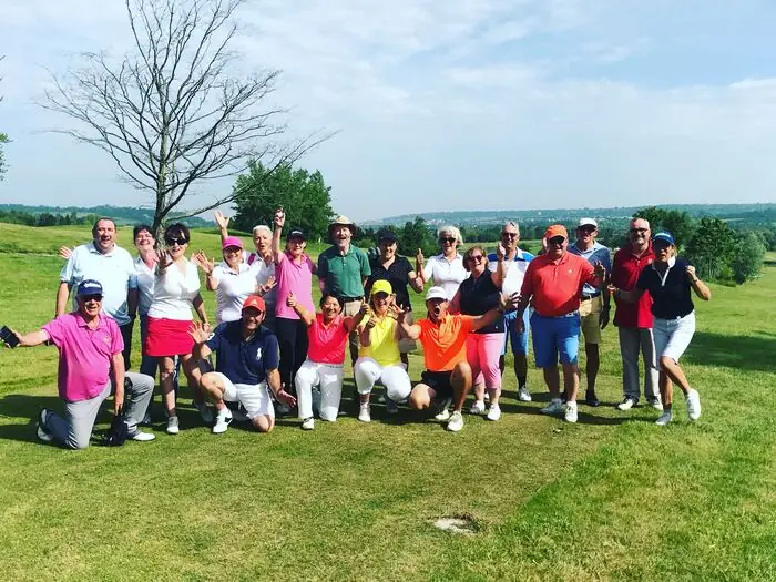 Golfeurs de l'USMG posant ensemble au bord du fairway